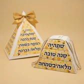 קופסת פרמידה 3 קומות עם כיסוי וידיות + 2 דפי מדבקות למיתוג